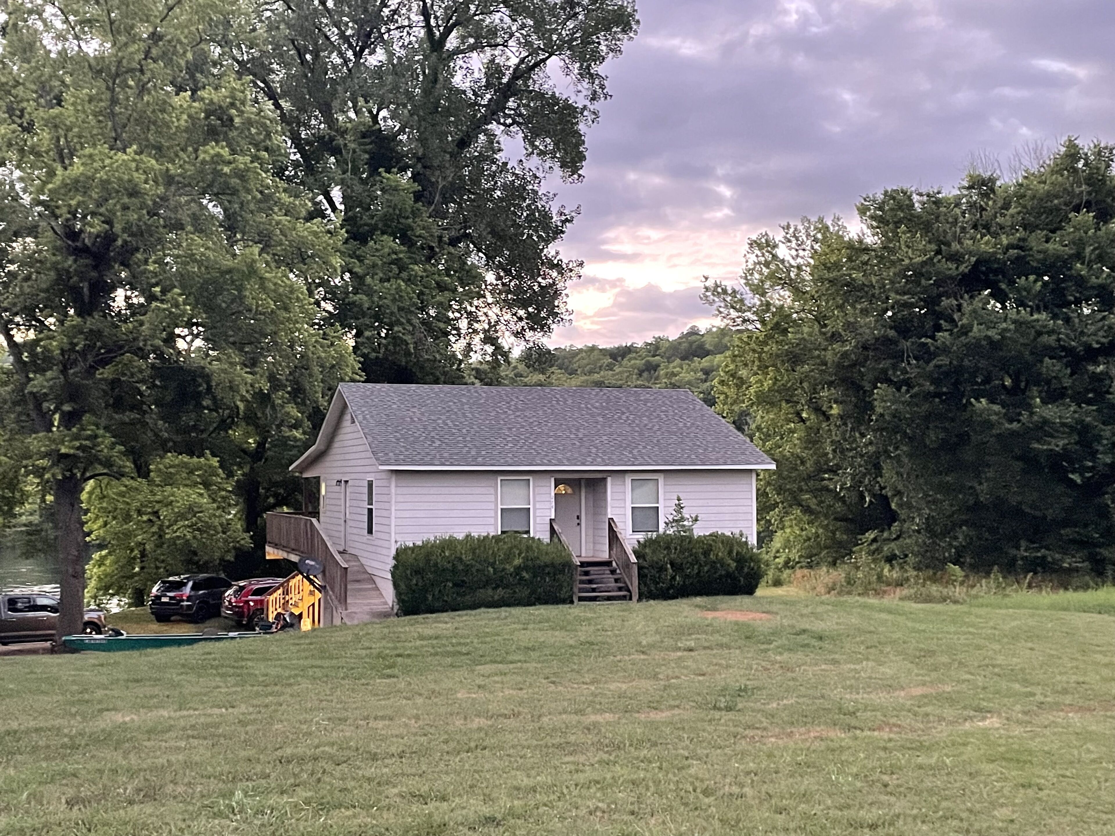 Cute House w/Deck Overlooking White River