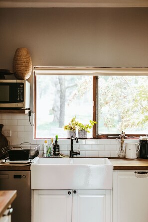 Réfrigérateur, four à micro-ondes, un four, surface de cuisson