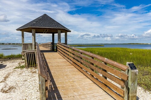 The Cottage on Bridges - Walking distance to the Morehead City waterfront!