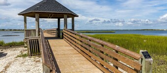 The Cottage on Bridges - Walking distance to the Morehead City waterfront!