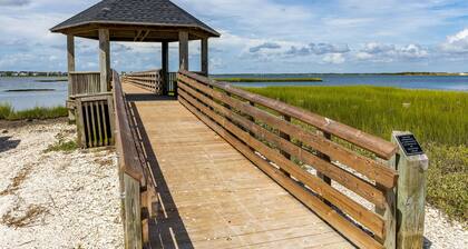 The Cottage on Bridges - Walking distance to the Morehead City waterfront!