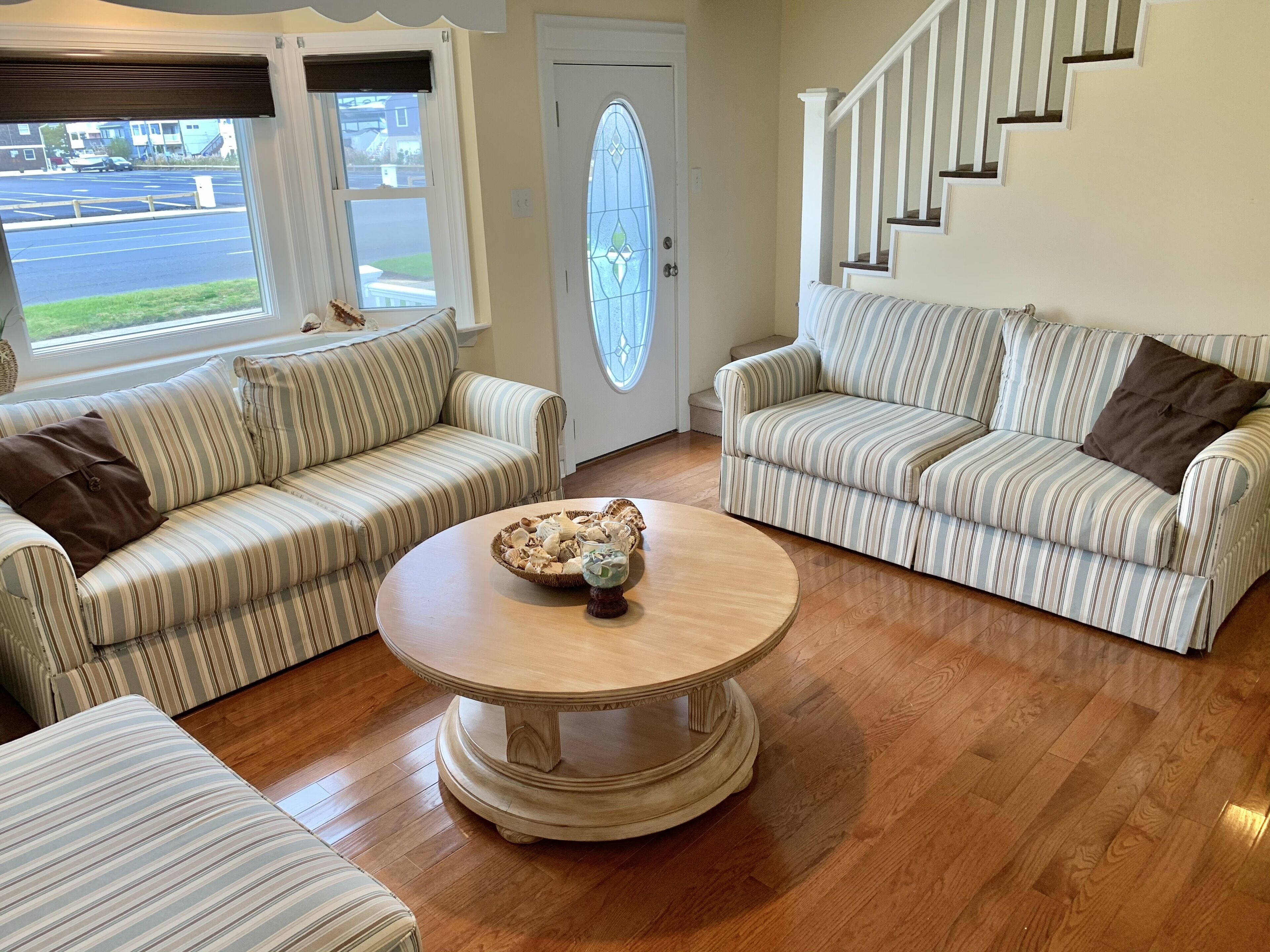 6 houses to beach, HUGE fenced yard, 4-5 bed 2 ½ bath, Sleeps 12.