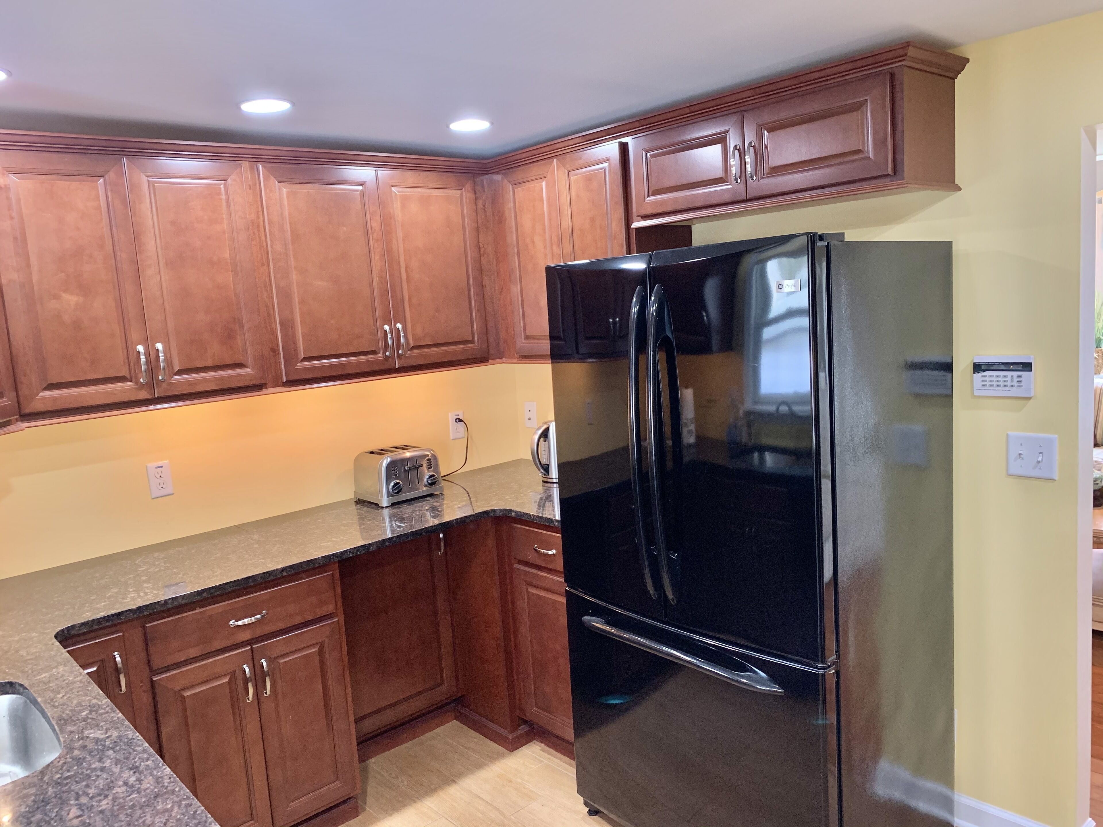 6 houses to beach, HUGE fenced yard, 4-5 bed 2 ½ bath, Sleeps 12.