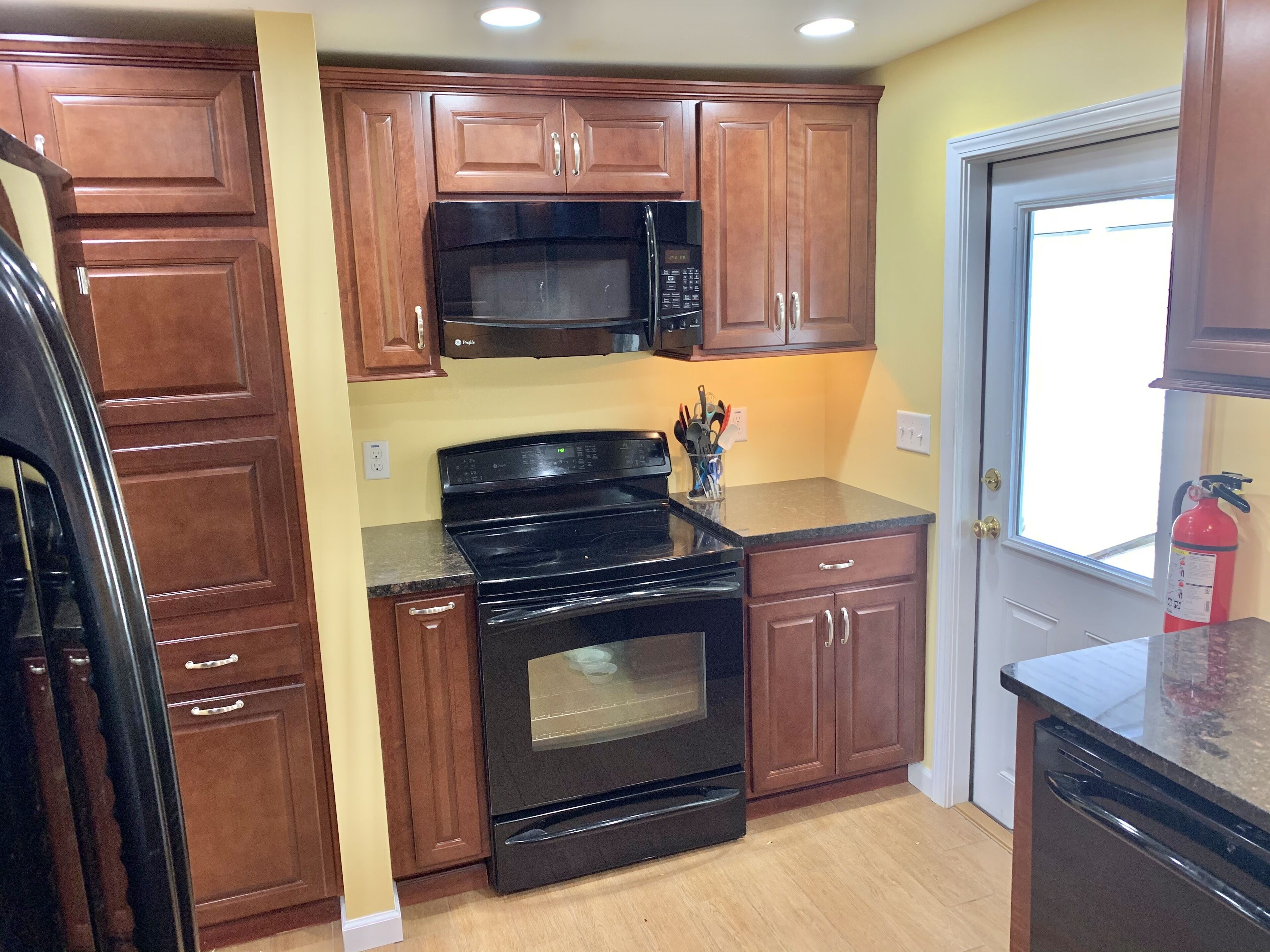 6 houses to beach, HUGE fenced yard, 4-5 bed 2 ½ bath, Sleeps 12.