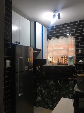 Geladeira, micro-ondas, cooktop, liquidificador