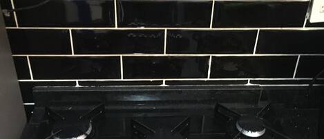 Réfrigérateur, micro-ondes, plaque de cuisson, blender