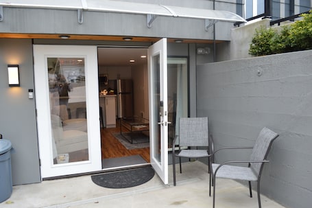 Exterior detail. Cozy North Seattle 1-Bedroom with Private Patio Near Park Hiking Trails