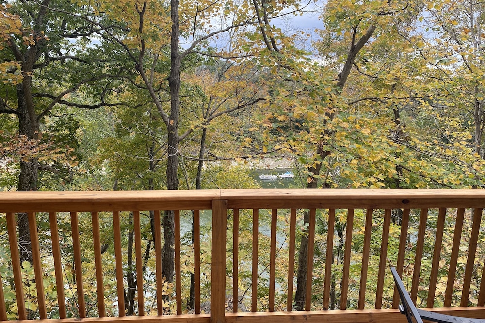 Lakefront cottage with neighborhood boat ramp, 1 mile from great restaurants.