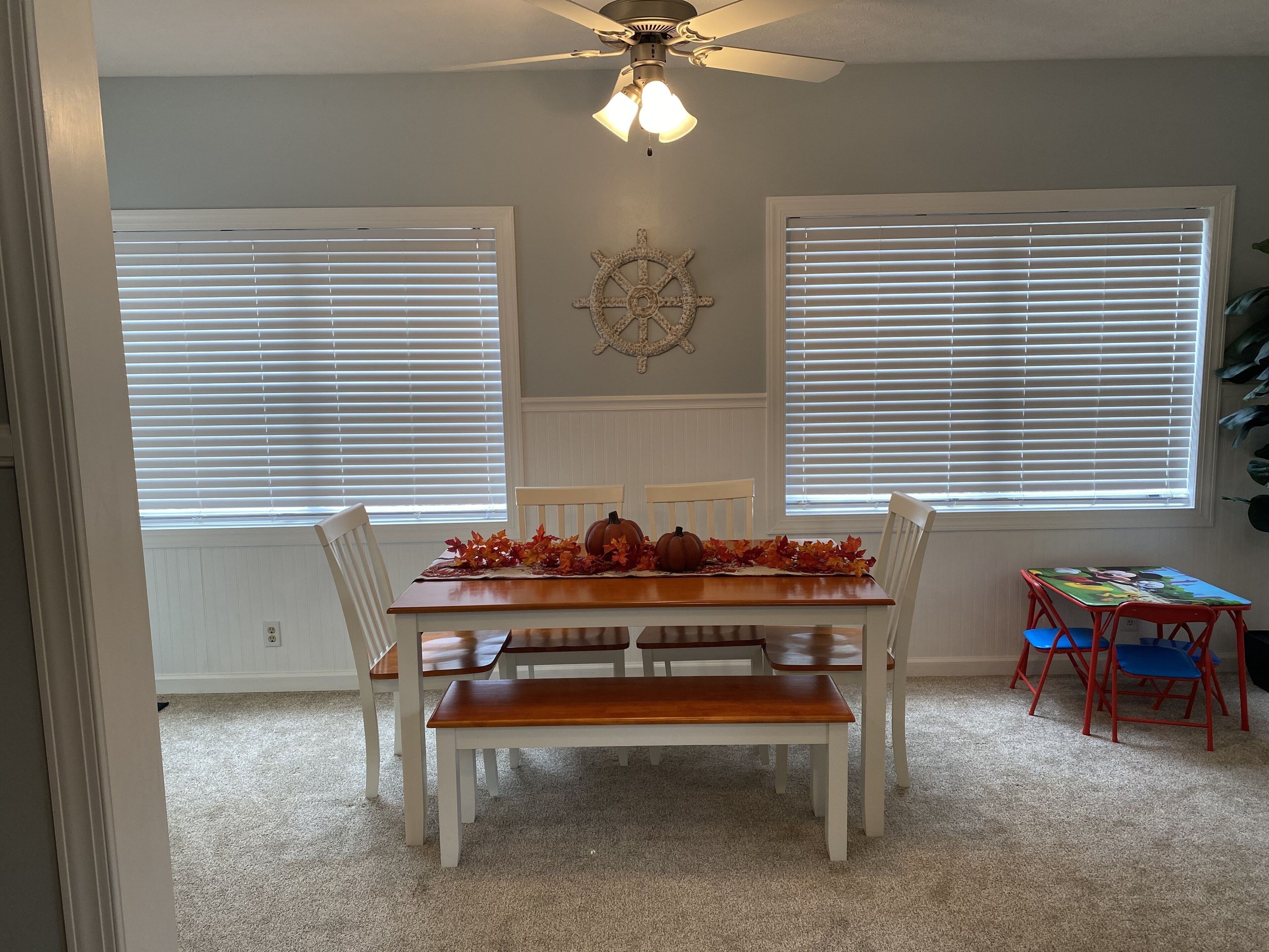 Lakefront cottage with neighborhood boat ramp, 1 mile from great restaurants.