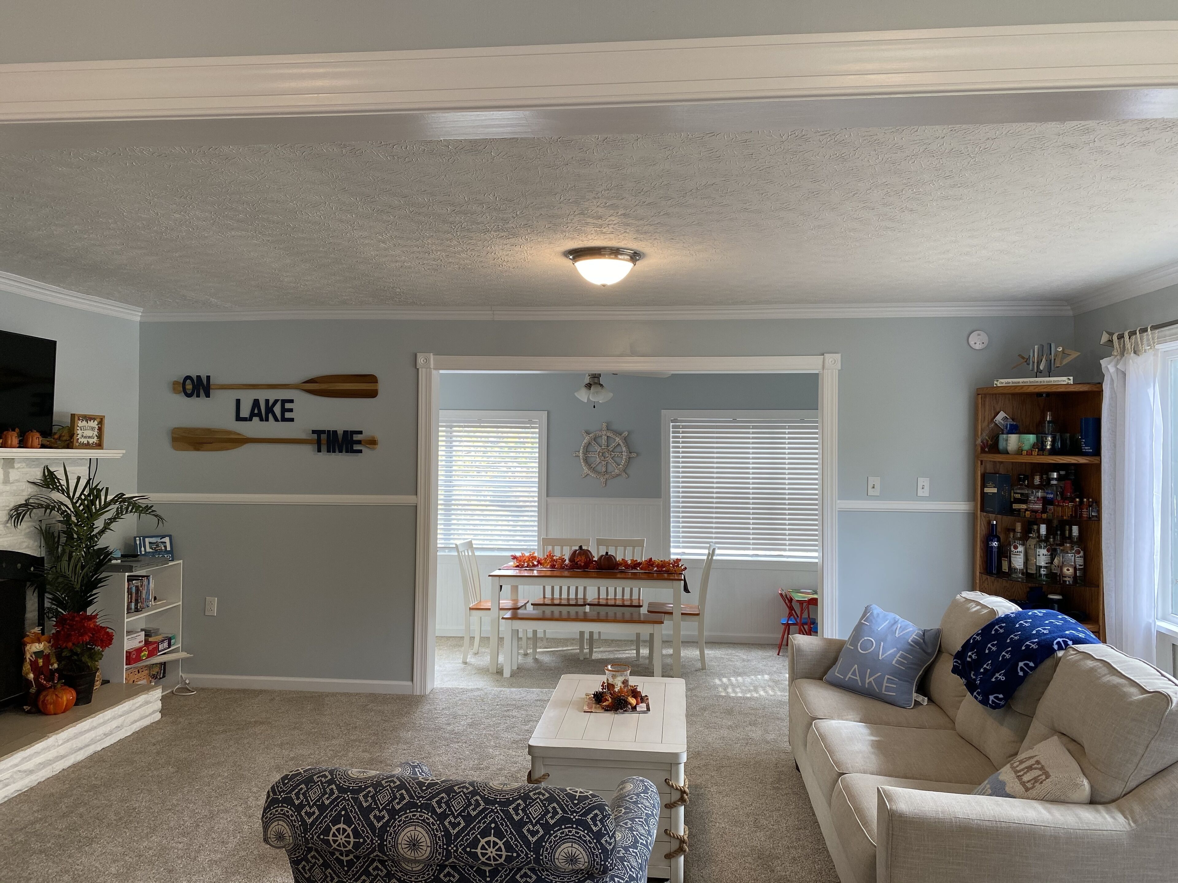 Lakefront cottage with neighborhood boat ramp, 1 mile from great restaurants.