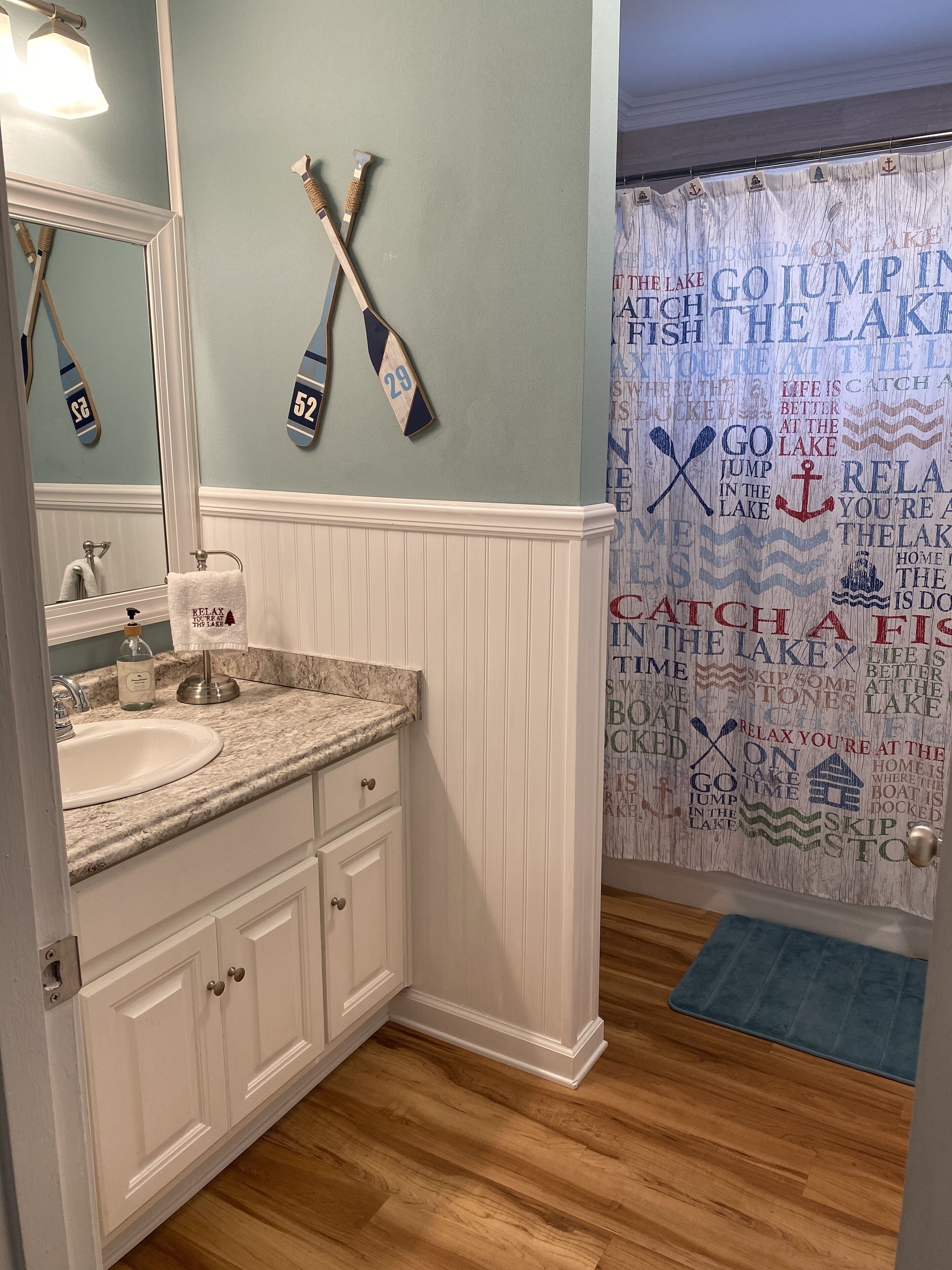 Lakefront cottage with neighborhood boat ramp, 1 mile from great restaurants.