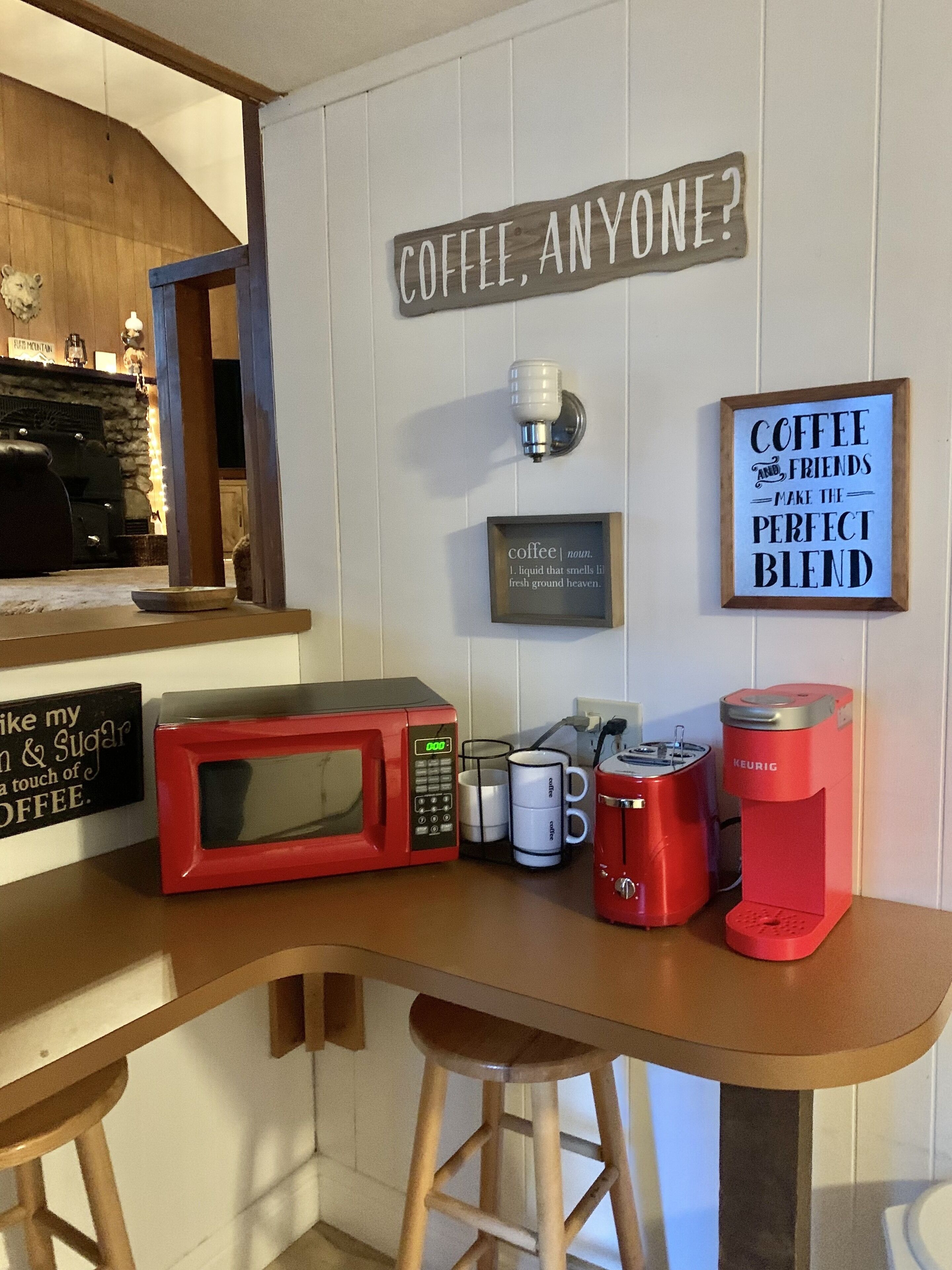 Holiday Decorated, Cozy Cabin~Downtown- PRIME location! Spacious, 3 levels W-fi