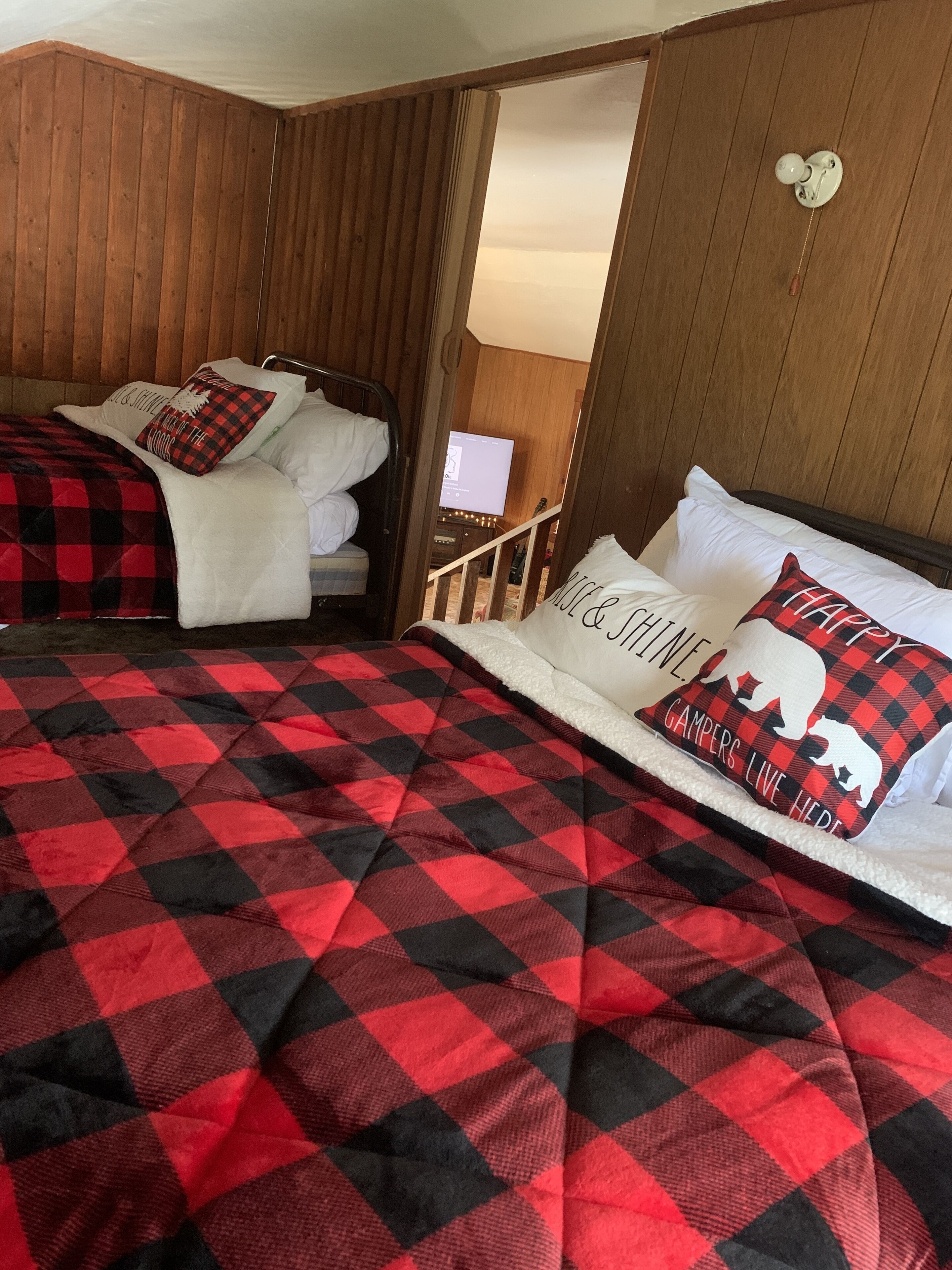 Holiday Decorated, Cozy Cabin~Downtown- PRIME location! Spacious, 3 levels W-fi