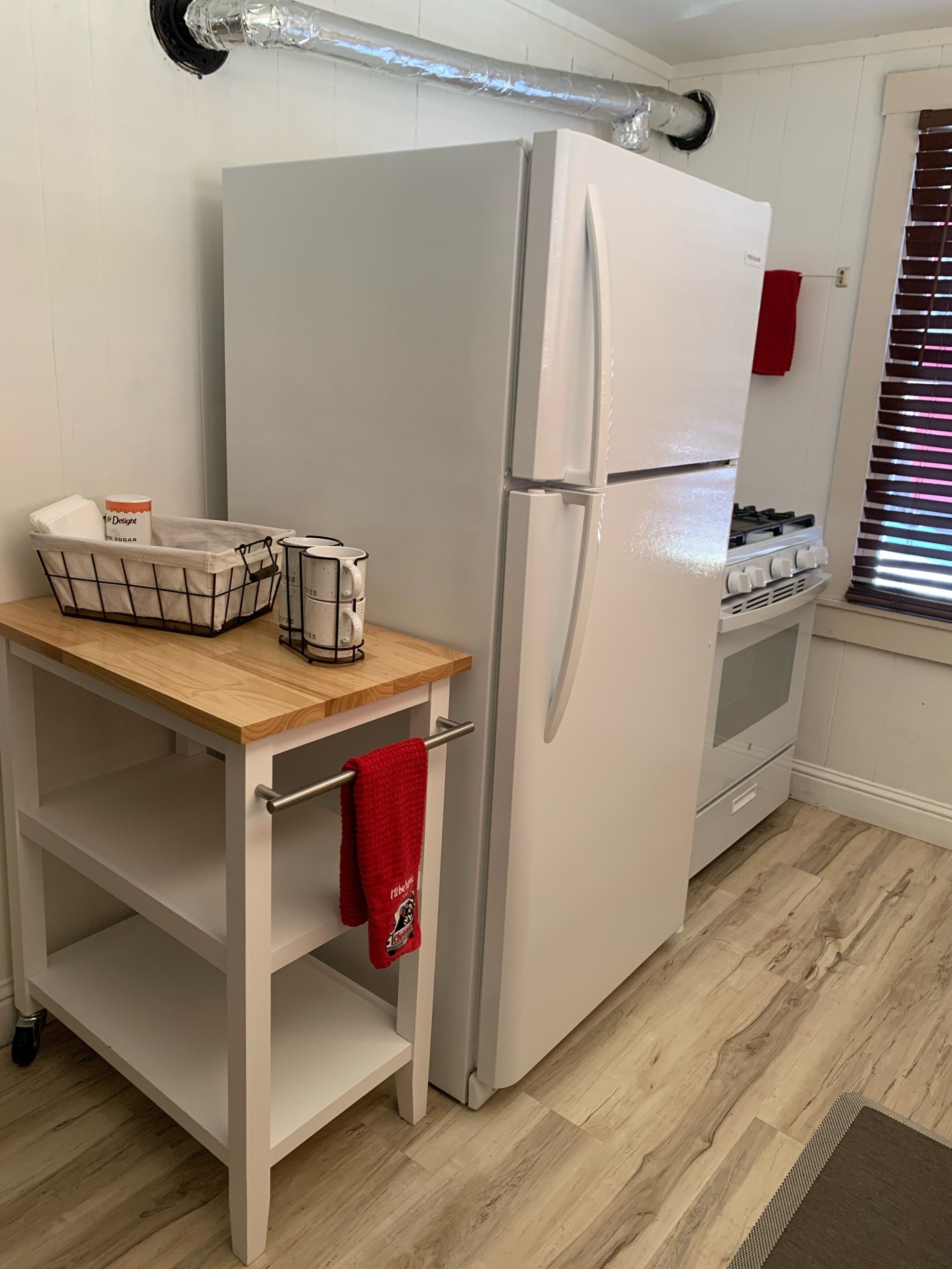 Holiday Decorated, Cozy Cabin~Downtown- PRIME location! Spacious, 3 levels W-fi