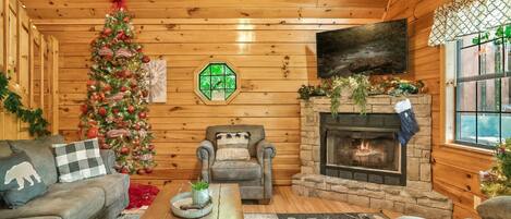 Smart-tv, een open haard, videospelletjes en een dvd-speler