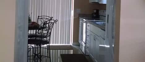 Fridge, oven, stovetop, coffee/tea maker