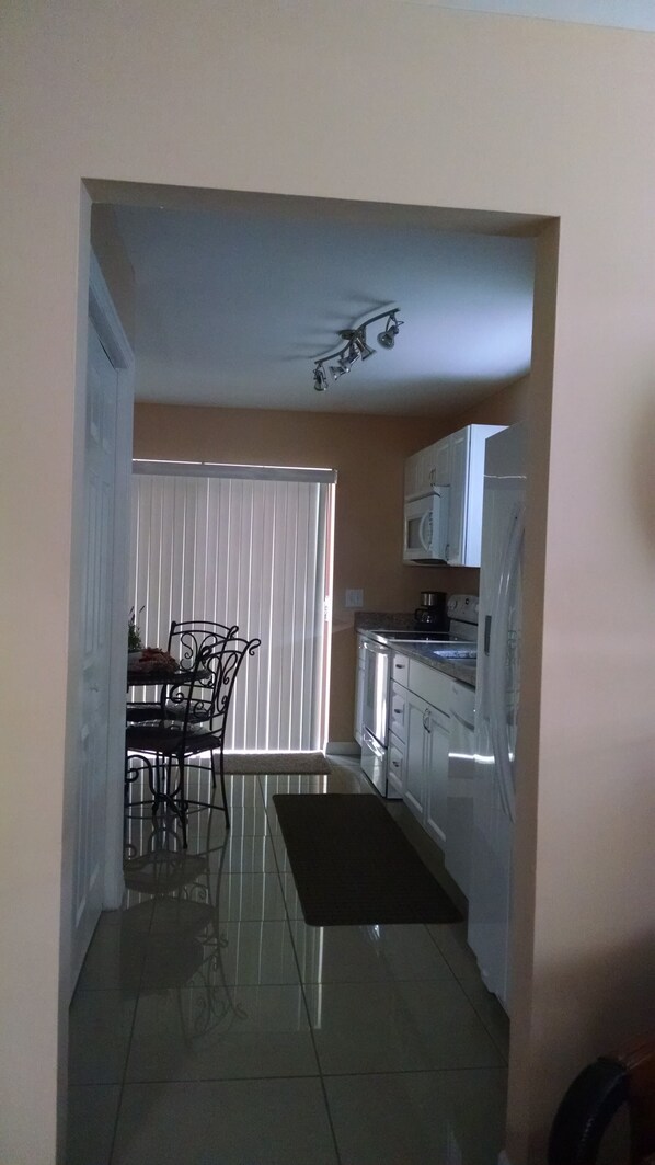 Fridge, oven, stovetop, coffee/tea maker