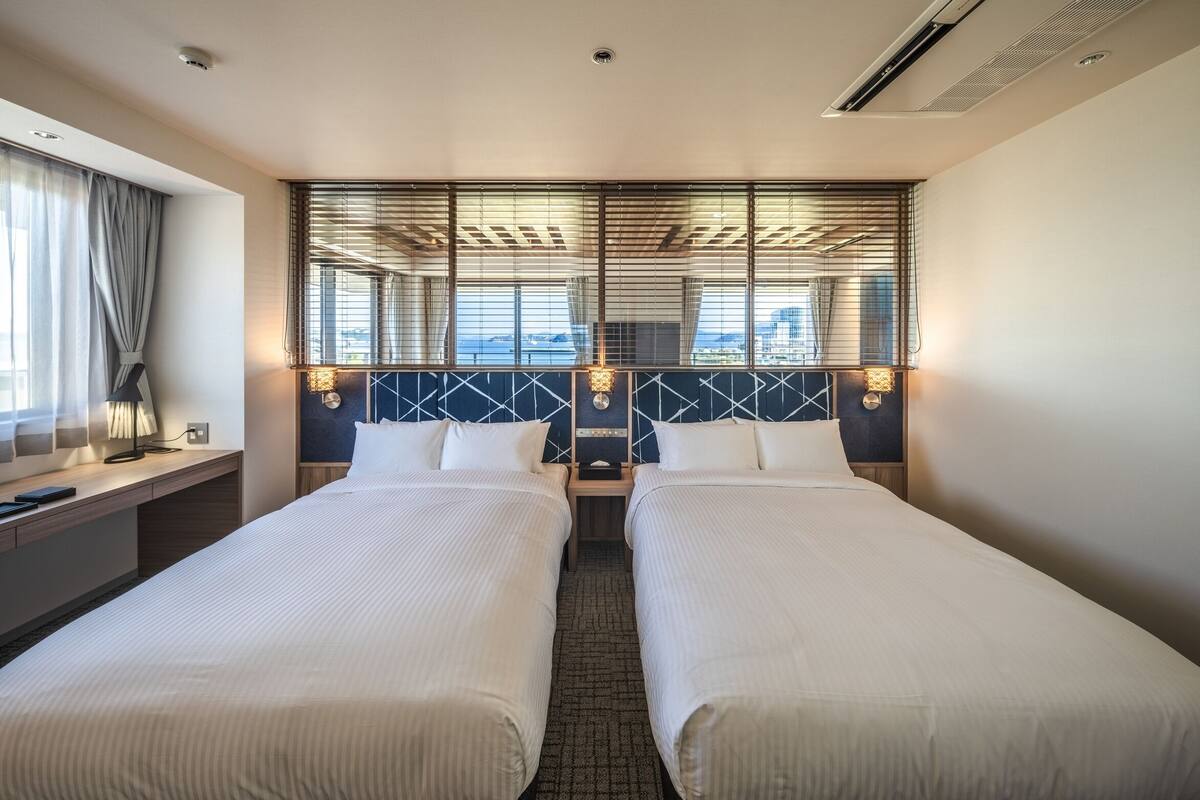 套房, 无烟房, 海洋景观 (Corner, w/ balcony) | 客房内保险箱、遮光窗帘、熨斗/熨板、免费 WiFi