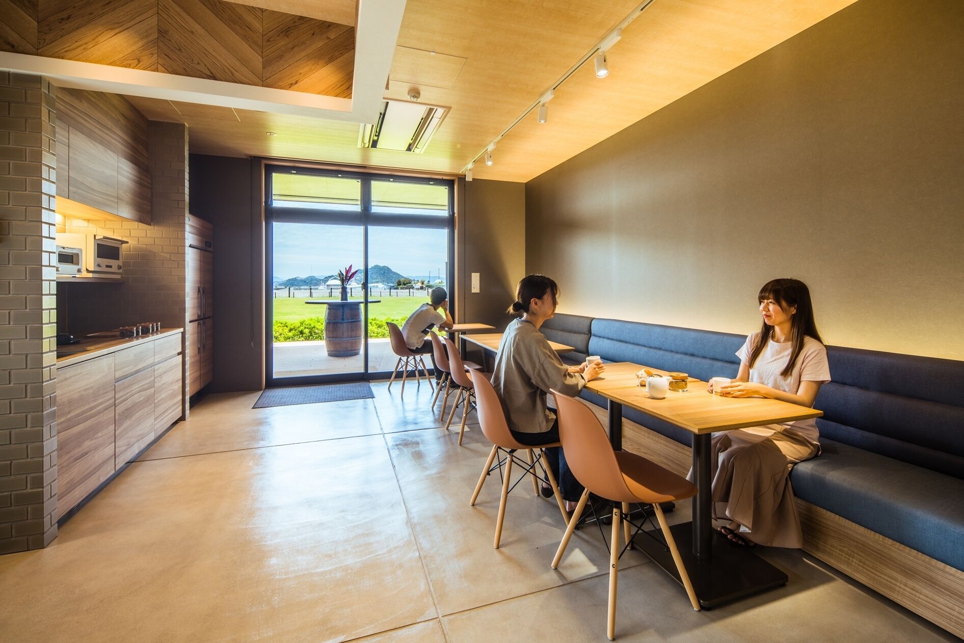 Un intérieur moderne comprenant une cuisine, un coin repas et un espace salon.