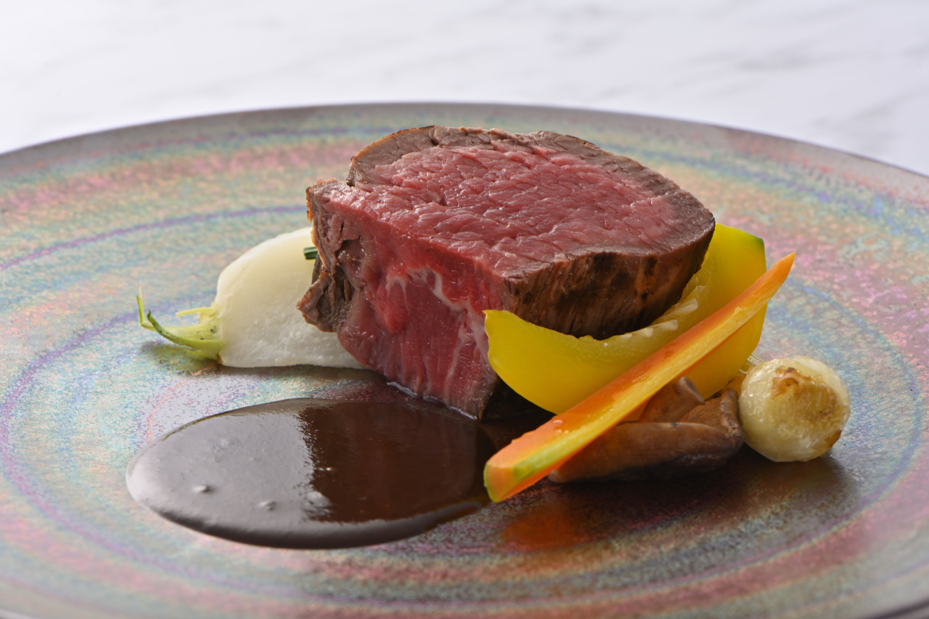 Um prato com carne, legumes e molho.