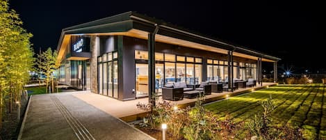 Serveert ontbijt, lunch, diner, Franse gerechten