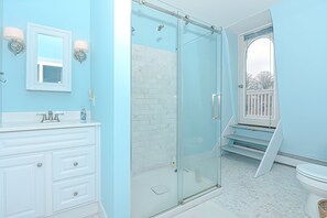 Bathtub, towels, toilet paper - Stonington Borough with Water Views (Stonington)