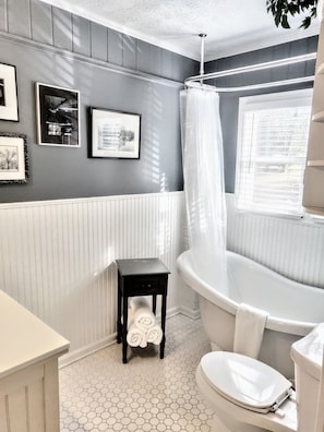 Hair dryer, towels, soap, shampoo - Peaceful, Luxurious Apartment in Wooded Milton Home (Alpharetta)