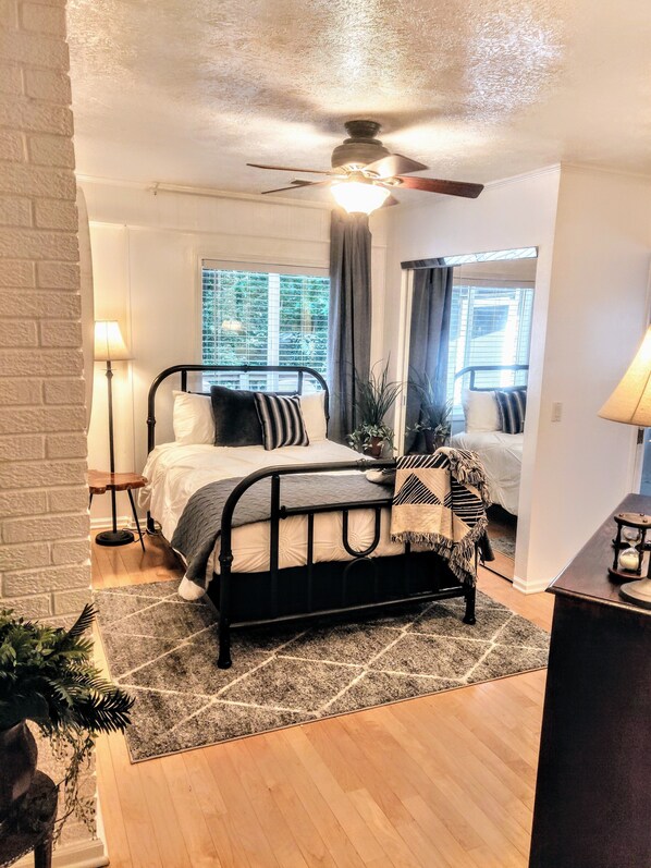 2 bedrooms, desk, iron/ironing board, WiFi