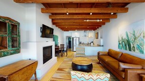 하우스 (AF: Bosque Casita) | 거실 | 평면 TV, 벽난로