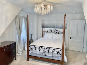 4 bedrooms, iron/ironing board, free WiFi, bed sheets