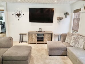 Smart TV, chimenea y estéreo 