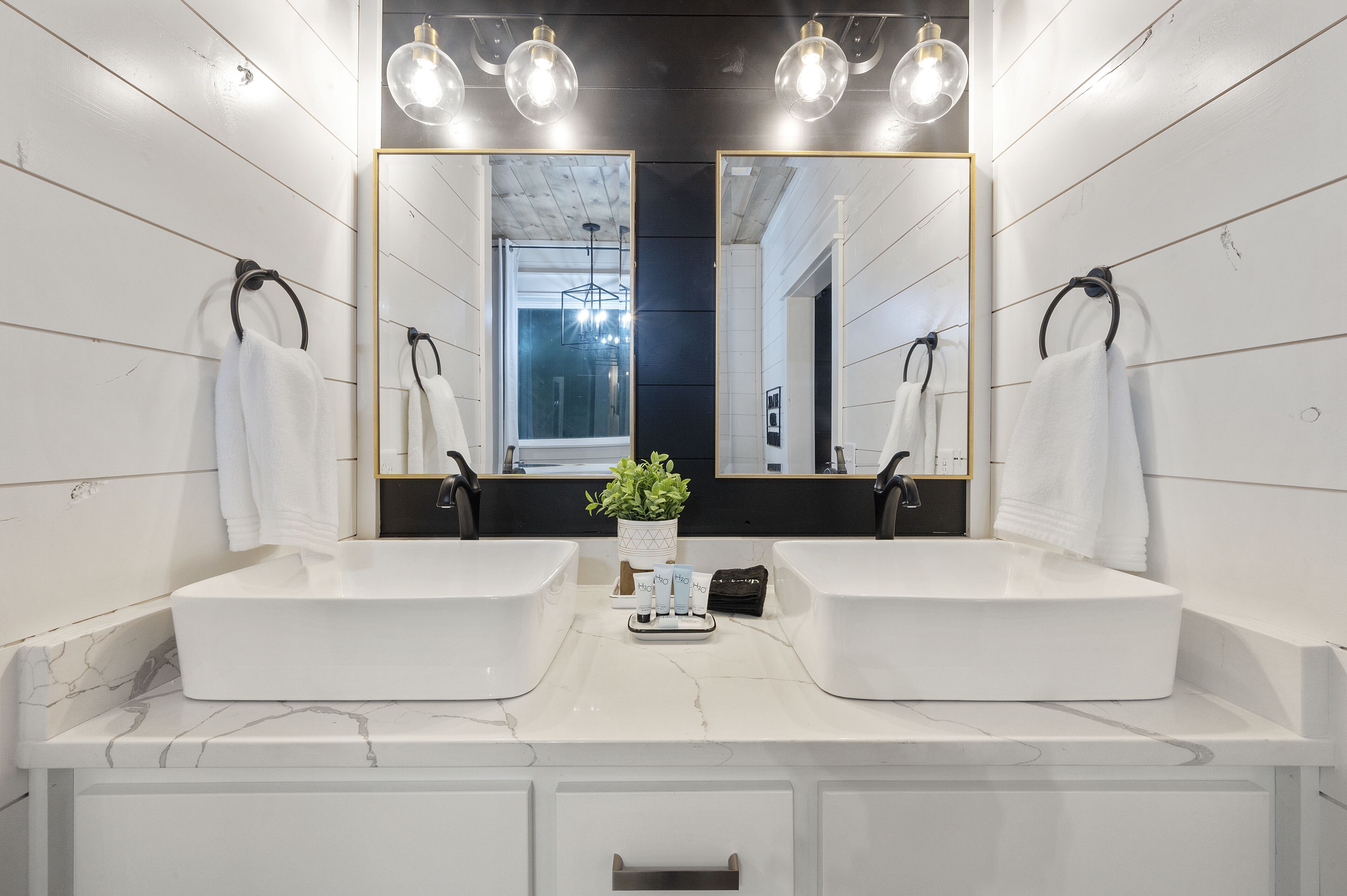 New!Pine Cone Cabin-Charming LUXURY1BedCabin that sleeps 4 surrounded by Pines