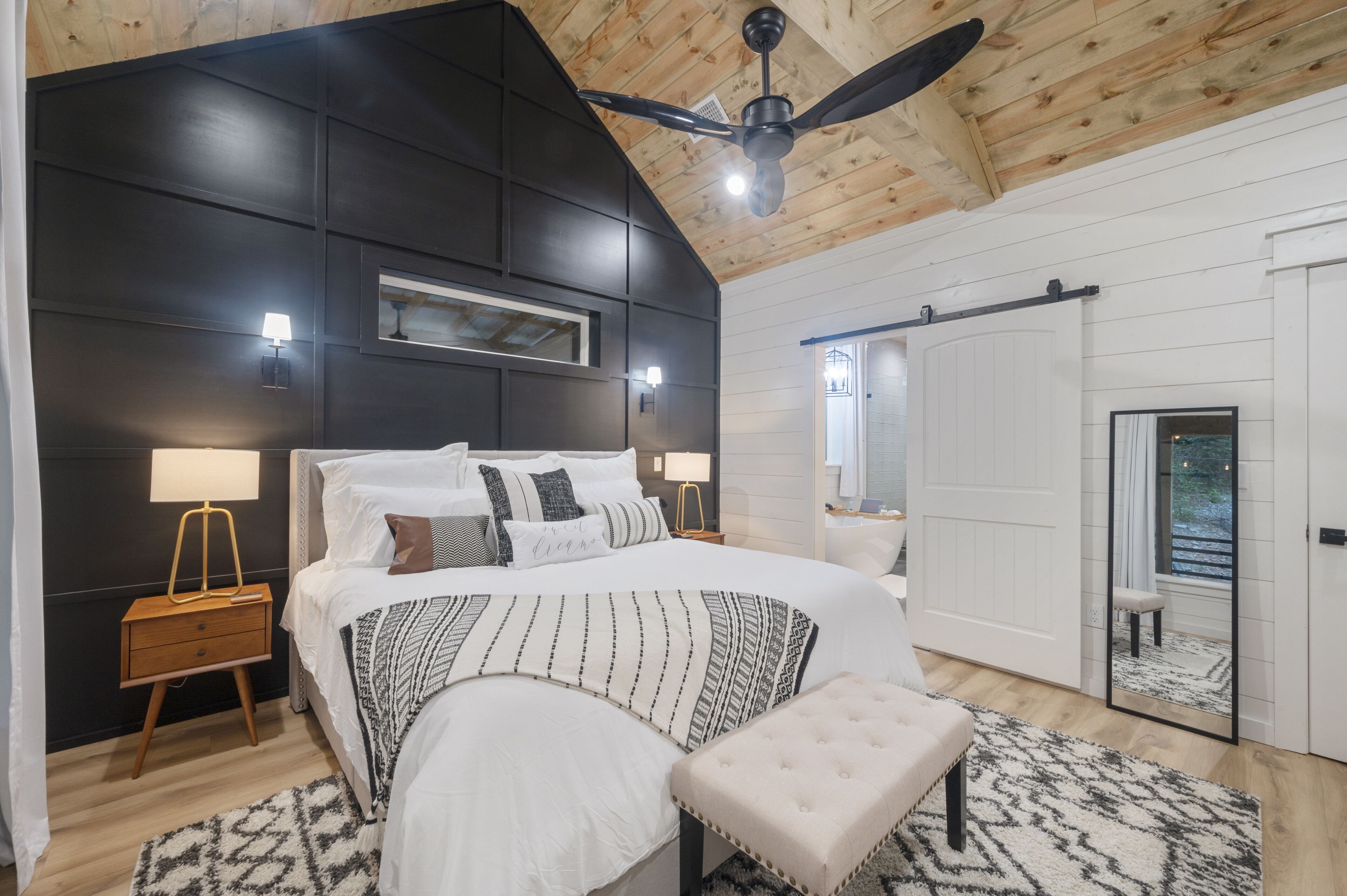 New!Pine Cone Cabin-Charming LUXURY1BedCabin that sleeps 4 surrounded by Pines