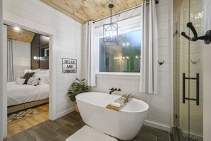 Bathtub, hair dryer, towels, soap - New!Pine Cone Cabin-Charming LUXURY1BedCabin that sleeps 4 surrounded by Pines (Broken Bow)