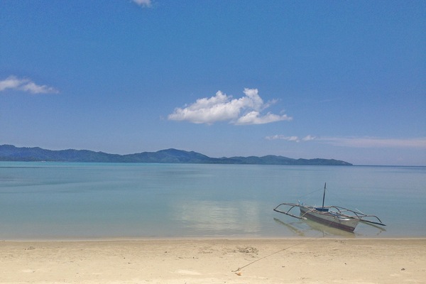 Beach nearby, white sand, 5 beach bars