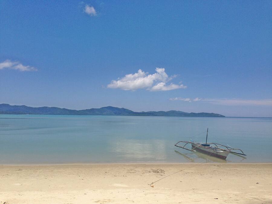 Beach nearby, white sand, 5 beach bars