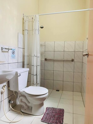 Standardzimmer (Aircon) | Badezimmer