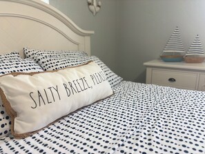 3 habitaciones, escritorio y tabla de planchar con plancha