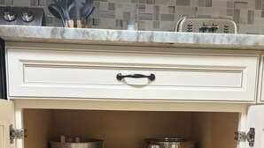 茶具/咖啡用具、冰箱、微波炉、烤箱