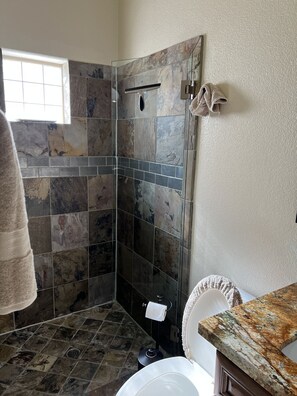 Badewanne, Haartrockner, Handtücher, Toilettenpapier