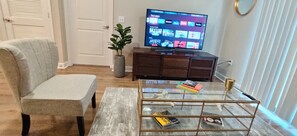 Een smart-tv, een dvd-speler en boeken