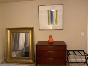 1 Schlafzimmer, Schreibtisch, Bügeleisen/Bügelbrett, Reisekinderbett