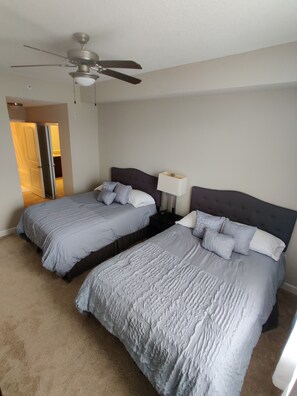 1 habitación, escritorio, tabla de planchar con plancha y cuna de viaje 