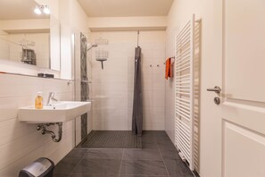 Dusche, Haartrockner, Handtücher