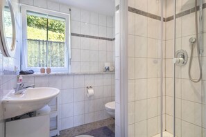 Dusche, Haartrockner, Handtücher