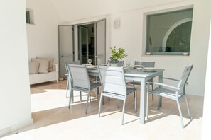 Outdoor dining - Luxury trulli with swimming pool in Cisternino (Cisternino)
