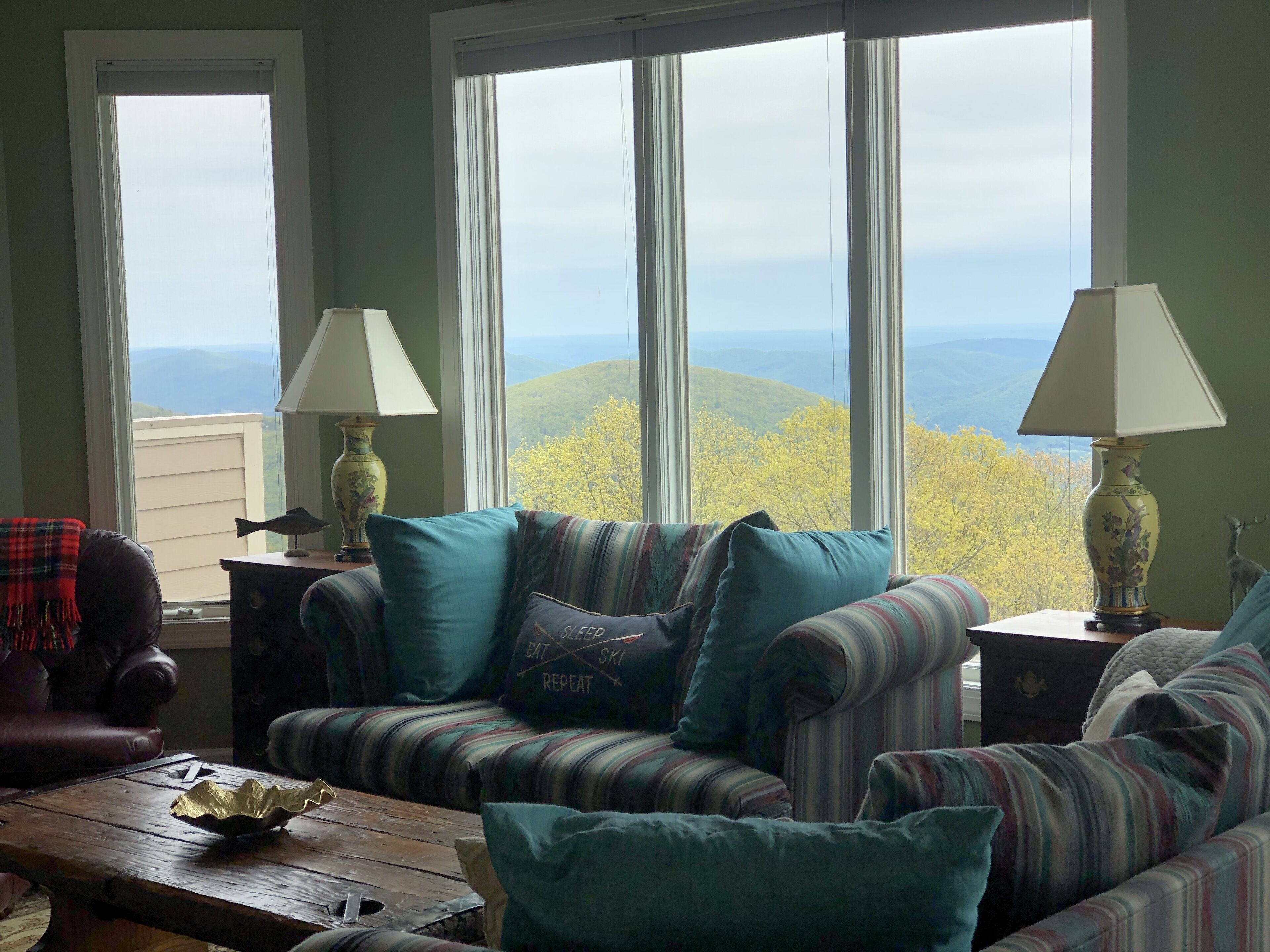 Fabulous Views at a lovely Ridge Top Condo!