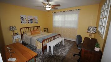 2 Schlafzimmer, Schreibtisch, Bügeleisen/Bügelbrett, Reisekinderbett