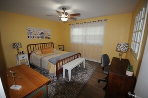 2 habitaciones, escritorio y tabla de planchar con plancha