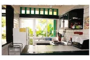 Refrigerador, microondas, parrilla de estufa y cafetera y tetera